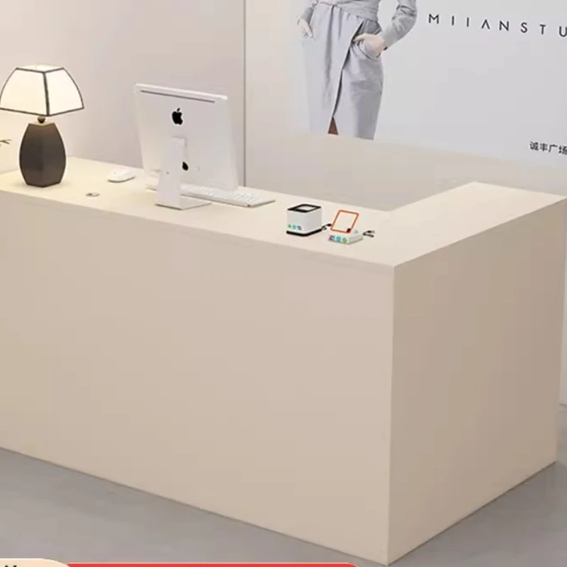 Banchi reception curvi per den - Office Furniture Rental recensione e prezzo